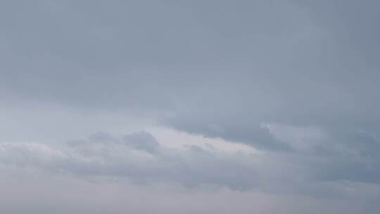 乌云飘动雷雨将至