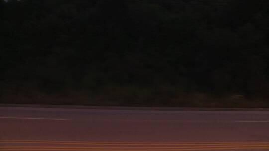一辆汽车在夜晚沿着街道行驶视频素材模板下载