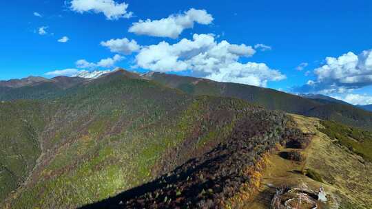 高山美景蓝天白云的自然景观