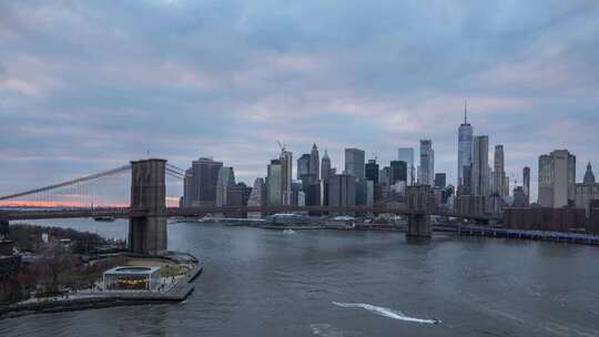 纽约市傍晚曼哈顿下城和布鲁克林大桥的天际线视频素材模板下载