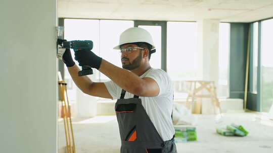 印度建筑商在建筑工地用钻头安装干墙