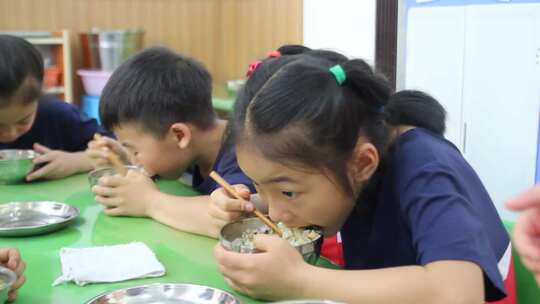 幼儿园孩子在教室吃午饭