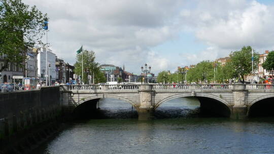 爱尔兰都柏林河利菲大桥和交通视频素材模板下载