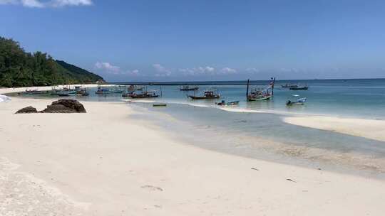 停泊在热带岛屿海岸的船只