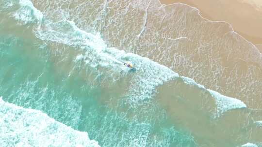 海边  海浪 海南旅游