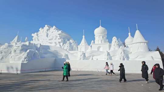 大型精美雪雕景观与行人冰雪城堡建筑哈尔滨