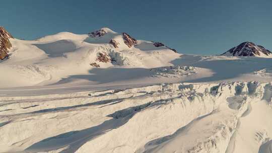 航拍山脉雪山