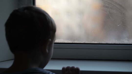 透过迷雾的窗户看的小男孩