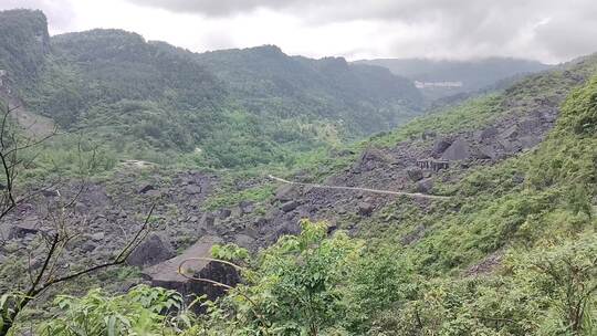 塌方修复的山区公路