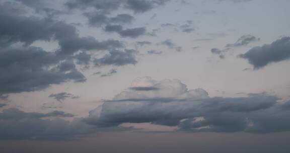 夏天天空中傍晚的积雨云4K延时视频