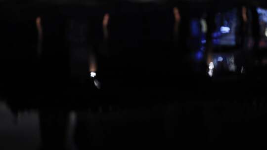 夜晚模糊的水面反射光影画面
