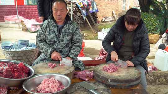 乡村喜宴厨师切肉剁排骨