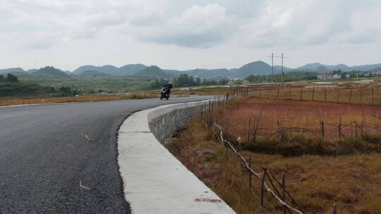 踏板摩托车在山路上骑行、压弯、烧胎