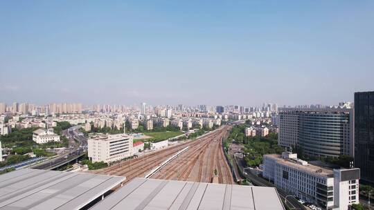 航拍宁波高铁站铁路和现代城市风光