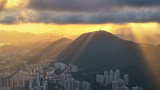 香港维多利亚港飞鹅山日落高空云层航拍