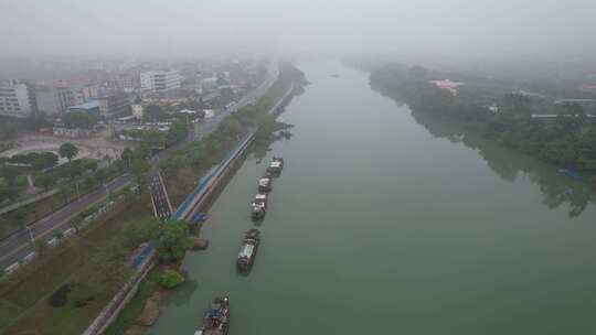 春天烟雨下的河流航拍