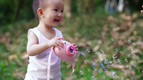 可爱小女孩夏天公园玩肥皂泡玩具视频素材模板下载