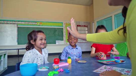 幼稚园学生跟老师一起付钱