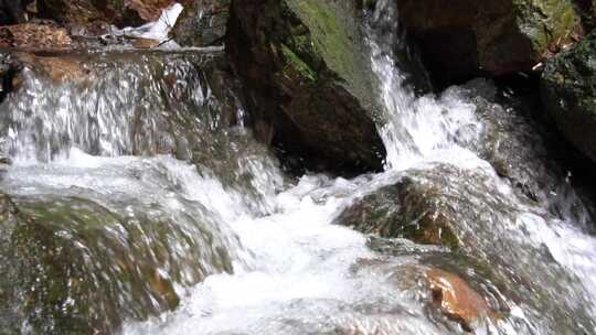 山涧溪流瀑布潺潺流水