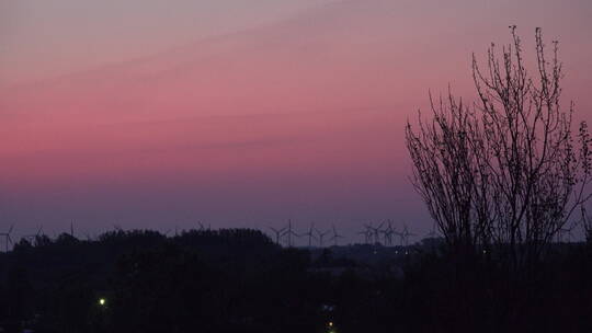 黎明时分远处的风力涡轮机