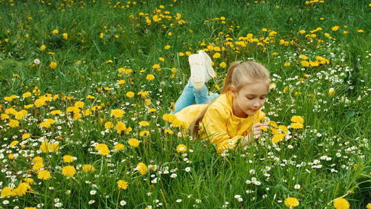 躺在黄花丛中的女孩微笑着竖起大拇指