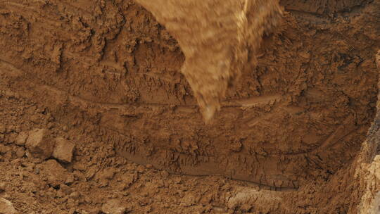挖掘机的铲斗清除土壤