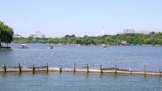 山东济南大明湖公园景区湖面景色与游船游客