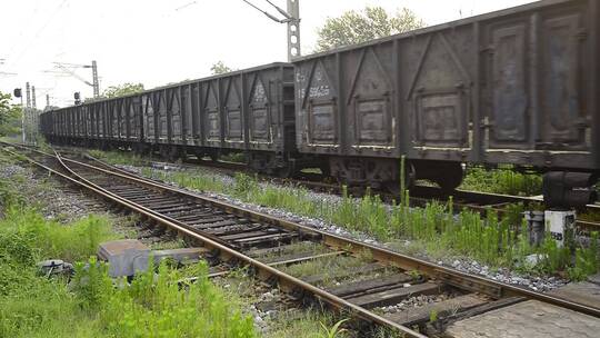 铁轨上快速行驶的火车，贸易往来视频素材模板下载