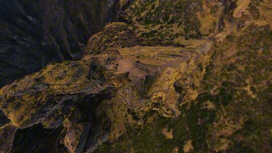 高空俯瞰山间岩石与植被景象