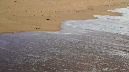 沙滩海水特写潮汐浪花拍打海岸海边涨潮退潮