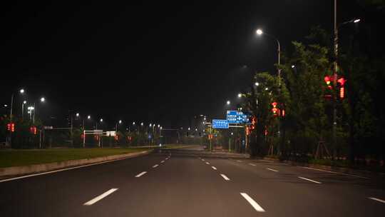 夜晚开车行驶在城市道路