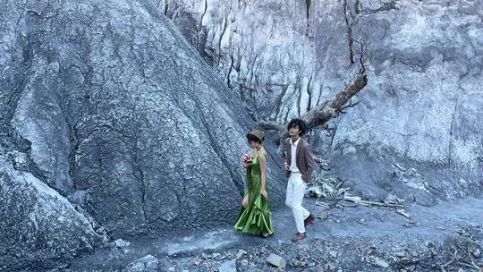 糜棱岩高原石林情侣拍婚纱写真走路