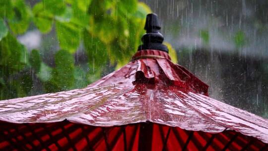 4k唯美下雨雨伞、雨滴打在雨伞上