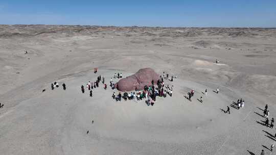 航拍瓜州荒漠上的大地之子雕塑