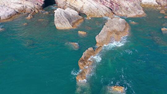 海水拍打岩石杨梅坑