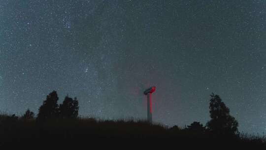 星空银河下的风电塔夜景延时