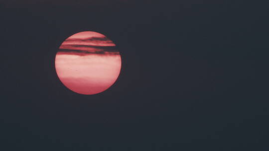 太阳日落日出特写，太阳穿过云层空镜头