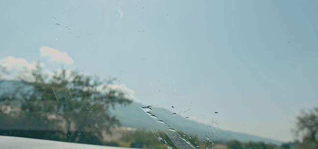 挡风玻璃的雨刷在刷雨