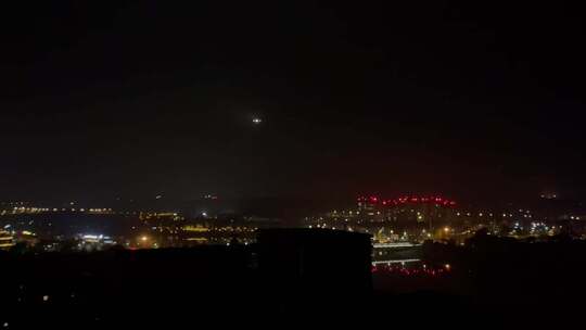 城市夜空划过飞机