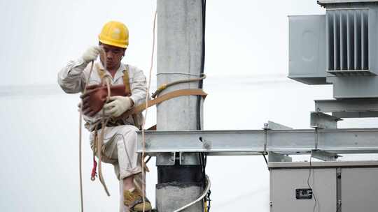 电力工人抢修高空作业爬杆视频素材模板下载