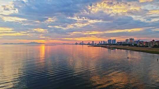 海边沙滩海上日出海面日出朝霞暖调航拍