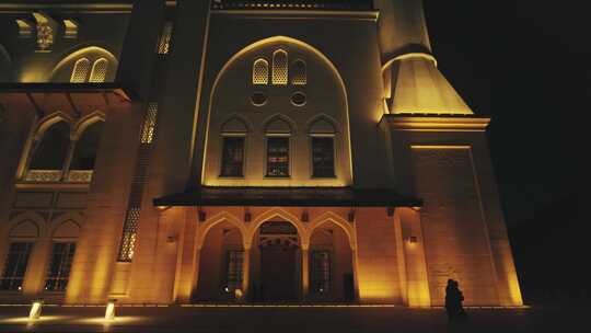 信徒夜间在大清真寺庭院行走的三脚架照片视频素材模板下载