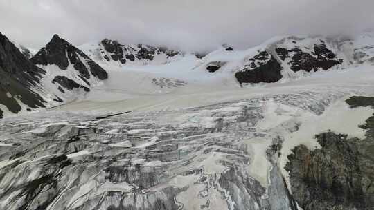 航拍川西沙鲁里山脉加拉本森雪山冰川