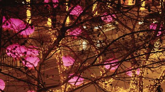 新年春节街道上悬挂的红灯笼