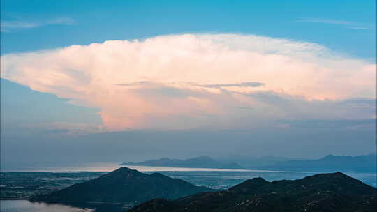 早晨被阳光照映成橙黄色的积雨云6K延时