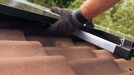 将太阳能电池板安装在屋顶视频素材模板下载