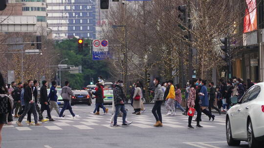 过马路的疫情下成都街头行人戴口罩慢镜头
