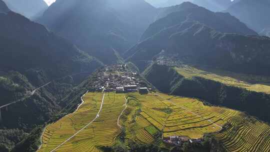 云南怒江傈僳族丙中洛人神共居秋色高空航拍