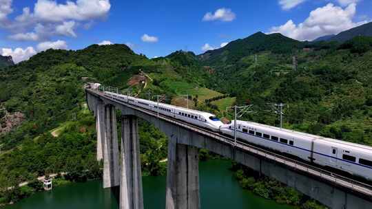 高铁穿行过桂林山水