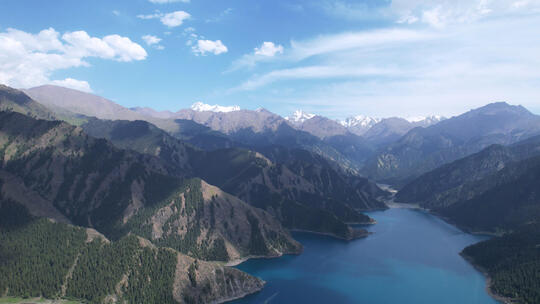 航拍新疆5A级旅游景区天池与博格达峰风光